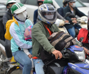 Người dân lỉnh kỉnh đồ đạc, ùn ùn đổ về quê bằng xe máy, xe con khiến đường vành đai tê liệt