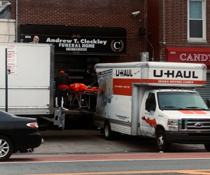 Hàng chục thi thể đang phân hủy được tìm thấy trên xe tải ở New York