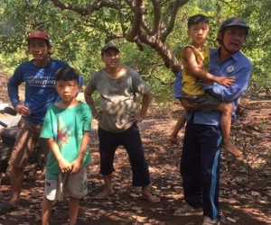 Tìm thấy 2 bé trai sinh đôi 7 tuổi tại một căn chòi trong rẫy cao su, cách nhà khoảng 1km