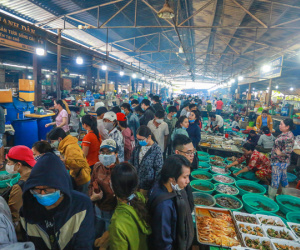 Ảnh: Chợ hải sản Cần Giờ 'không lối thoát', chật kín người dịp nghỉ lễ 30/4 - 1/5
