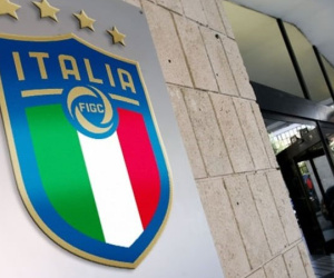 Serie A trước ngày trở lại: Bóng phải lăn, thà mạo hiểm còn hơn... phá sản