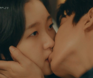 'Quân vương bất diệt' tập 5: Được Lee Min Ho hôn môi nhưng sao đôi mắt Kim Go Eun lại mở trừng trừng vô cảm thế kia