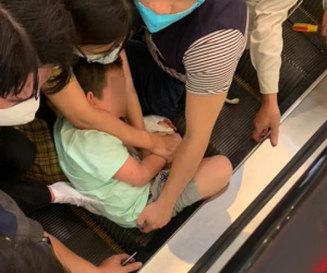 Xôn xao hình ảnh bé trai bị kẹt chân vào thang cuốn ở trung tâm thương mại và những điều bố mẹ cần lưu ý khi đưa con đi chơi