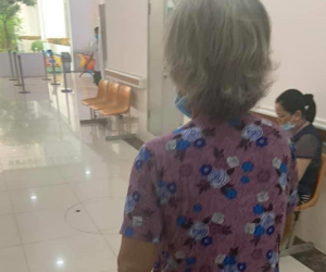Người bà 70 tuổi chăm cháu ngoại sinh con, câu chuyện đằng sau khiến ai cũng rưng rưng xót xa