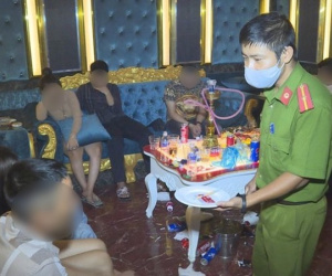 Quán Karaoke mở chui cho hàng chục nam nữ thanh niên sử dụng ma túy bên trong