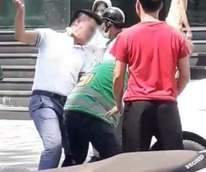 Nam shipper bị tài xế ô tô chửi bới, hành hung sau va chạm giao thông
