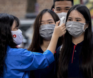 Học sinh Hà Nội được kiểm tra thân nhiệt, phát khẩu trang miễn phí ngày đầu quay lại trường học