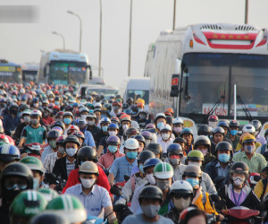 Ảnh: Người dân vội vã đi làm, học sinh quay trở lại trường học khiến đường Sài Gòn 'kẹt xe không lối thoát' từ sáng sớm