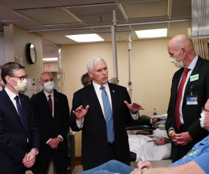 Phó tổng thống Mỹ Mike Pence nhận sai vì không đeo khẩu trang khi thăm bệnh viện