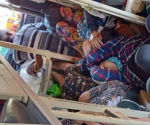 Hành khách bị thu giá vé đắt gấp đôi vẫn bị nhồi nhét dọc lối đi trên xe