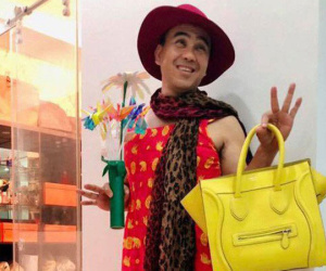 Quyền Linh mượn váy, túi xách của vợ hóa trang thành phụ nữ