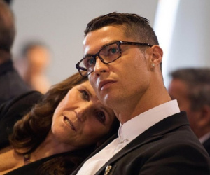 Ronaldo tặng xe trị giá 100.000 Euro nhân 'Ngày của mẹ'