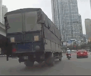 Video: Nam thanh niên phản xạ cực nhanh, thoát chết trước đầu xe tải chỉ trong tích tắc