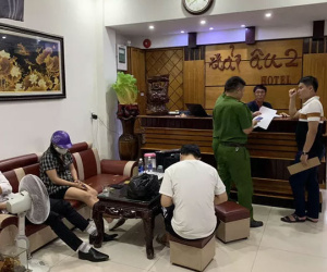 Bắt quả tang 4 'chân dài đang bán dâm cho khách với giá 500.000 đồng/lượt