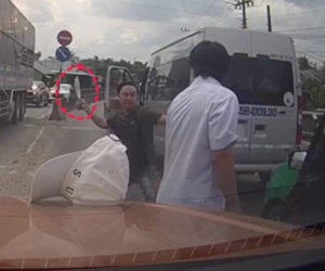 Cãi vã trên đường, tài xế xe khách cầm dao chém liên tiếp lái xe taxi