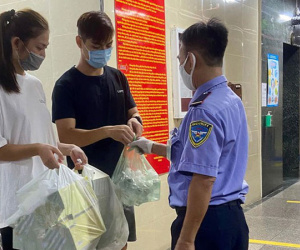 'The Face' Chúng Huyền Thanh dùng chân bấm thang máy, ông xã lên tiếng xin lỗi