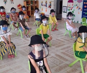 Bức ảnh học sinh mầm non ngồi trong lớp học gây bão mạng xã hội: Người phản đối gay gắt, người ủng hộ nhiệt tình