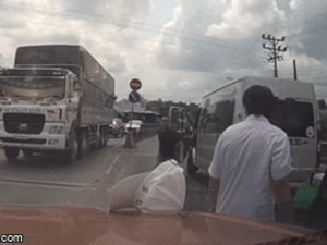 Video: Tài xế xe 16 chỗ cầm hung khí chém liên tiếp vào người tài xế taxi sau va chạm giao thông