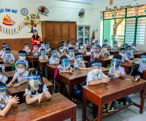 Chủ tịch Hà Nội: 'Học sinh không cần đeo tấm chắn giọt bắn'