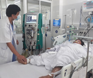 Ăn phải nấm độc hái sau mưa, đôi vợ chồng trẻ cùng con gái 12 tuổi nguy kịch