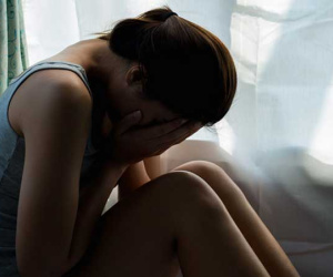 Đêm nào cũng thấy mẹ chồng thầm thì trò chuyện một mình trong phòng, tôi lén theo dõi và nhói lòng khi thấy bà ngồi ôm tấm áo nhỏ khóc thầm trong bóng tối