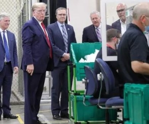 Tổng thống Donald Trump không đeo khẩu trang khi thăm nhà máy ở Mỹ