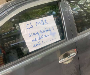 Xót xa với hình ảnh chiếc xe ô tô gương gãy rời lăn lóc trên capo, mảnh giấy dán cảnh cáo gây nhiều tranh cãi