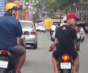 Phạt hành chính 4 thanh niên vác súng AK giả doạ người đi đường