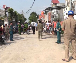 Vợ đi chơi về muộn không đóng cửa, chồng chửi bới rồi đổ cả ấm nước chè nóng vào đầu