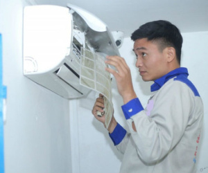 Thợ bảo dưỡng điều hòa làm việc hết công suất, thu về vài triệu mỗi ngày
