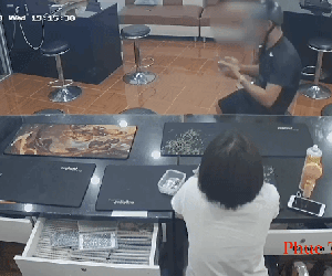 Video: Đang xem hàng, thanh niên cuỗm luôn 2 điện thoại XS Max 'dễ như ăn kẹo' rồi chạy vụt mất