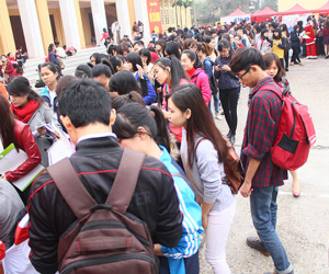 Thay đổi thông báo thi online - offline đột ngột, sinh viên thất thần không kịp xoay vé máy bay, không chỗ ở: Nhà trường lên tiếng giải thích