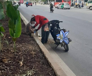 Thấy người nằm lả bên đường, tài xế xe ôm đem tặng bánh mỳ và chai nước, hành động sau đó càng gây xúc động