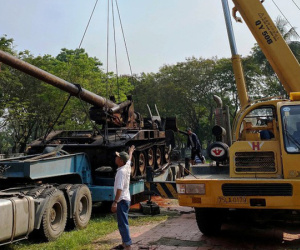 Xem siêu cần cẩu nhấc bổng xe tăng, máy bay chiến đấu ở Huế