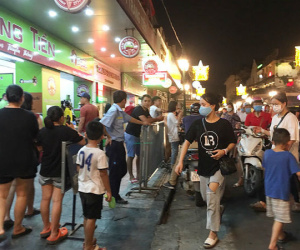 Hà Nội lâu rồi mới thấy, chen chân đứng ăn kem, ngồi kín vỉa hè trà chanh