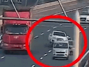 Video: Ôtô lật ngửa vì đâm phải vật thể lạ trên cao tốc