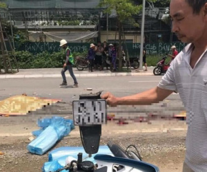 Hà Nội: Va chạm với xe tải, hai mẹ con bán xôi bị tông tử vong tại chỗ