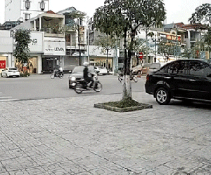 Video: Xe ô tô mất lái húc văng xe máy, tông đổ cây trên vỉa hè khiến nhiều người hốt hoảng