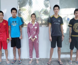 Khởi tố 5 kẻ bán nhang đèn 'chặt chém', đánh du khách tại Miếu Bà Chúa Xứ Núi Sam
