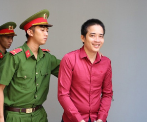 Tạm hoãn phiên tòa con trai sát hại mẹ ruột, rồi tri hô rằng nạn nhân đã tự sát
