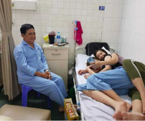 Dở khóc dở cười với biểu cảm hài hước của ông bố ốm được 2 cô con gái đến thăm: 'Bây làm con tao hơi lâu rồi á!'