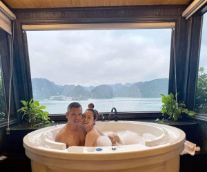 Jennifer Phạm khoe lưng trần, đăng ảnh tắm chung bồn với ông xã cực tình cảm