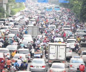 ‘Biển người’ tắc cứng trên đường phố Hà Nội trong ngày học sinh toàn cấp quay lại trường học