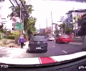 Xe cứu thương lao vun vút trên đường phố đông đúc, đánh rơi cả bệnh nhân đang đi cấp cứu
