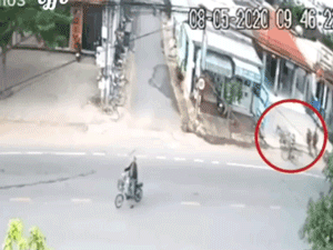 Video: Cú văng lốp không thể cản phá khiến người đi xe đạp bất động