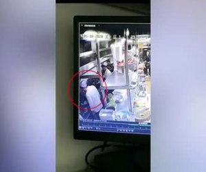Video: Đầu bếp không đeo khẩu trang, nhổ nước bọt vào thức ăn của khách