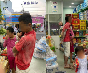 Ông bố người lấm bẩn đưa hai con vào cửa hàng sữa và câu chuyện nhỏ gây xúc động
