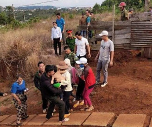Giải cứu 2 cháu bé bị cha mẹ tâm thần nhốt trong nhà nhiều ngày