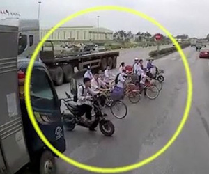 Video: Tài xế ôtô dừng xe, nhường cho nhóm học sinh băng qua đường