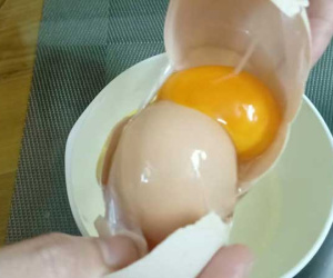 Cô gái ngạc nhiên khi lần đầu tiên chứng kiến quả trứng trong trứng có 1-0-2